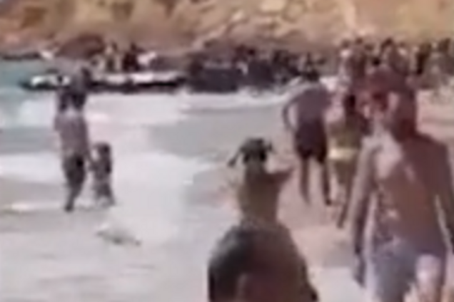 Толпа нелегалов "взяла штурмом" пляж в Испании: опубликовано видео