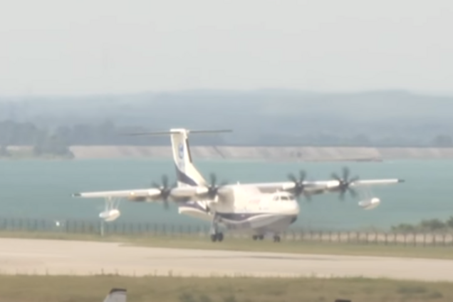 Крупнейший в мире самолет-амфибия прошел испытания: эпическое видео
