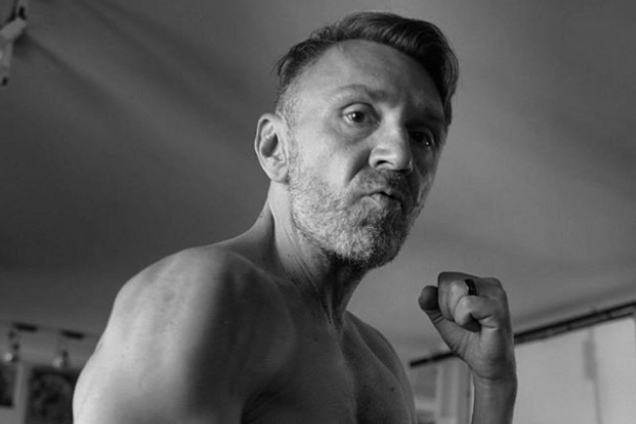 'Мир не будет прежним': Шнурова запечатлели в страстном поцелуе с молоденькой секс-бомбой