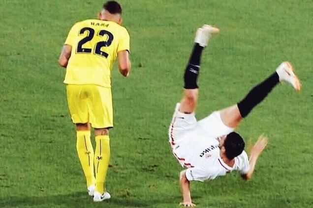 'Ампутировать': футболист прыгнул за мячом и получил кошмарный перелом