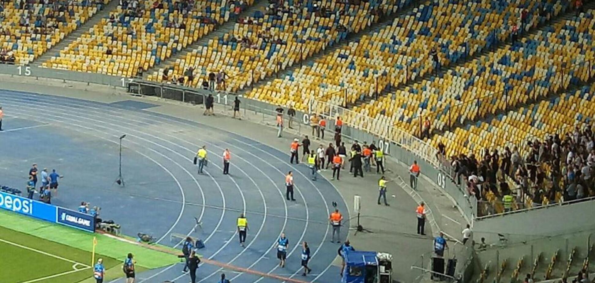 Стулом в голову: ультрас 'Динамо' устроили беспорядки на матче с 'Аяксом'