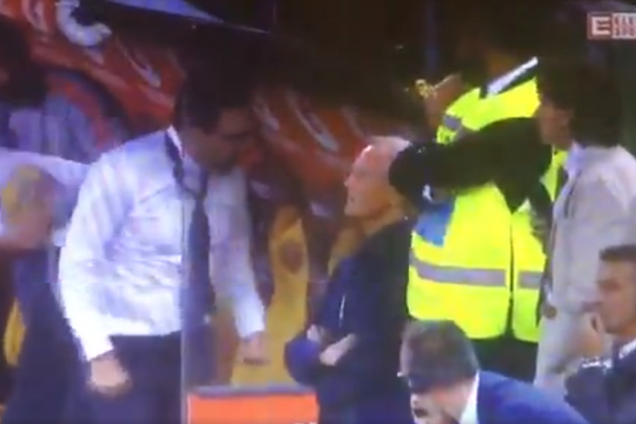 Знаменитий тренер зрадів голу і зламав собі руку - відеофакт