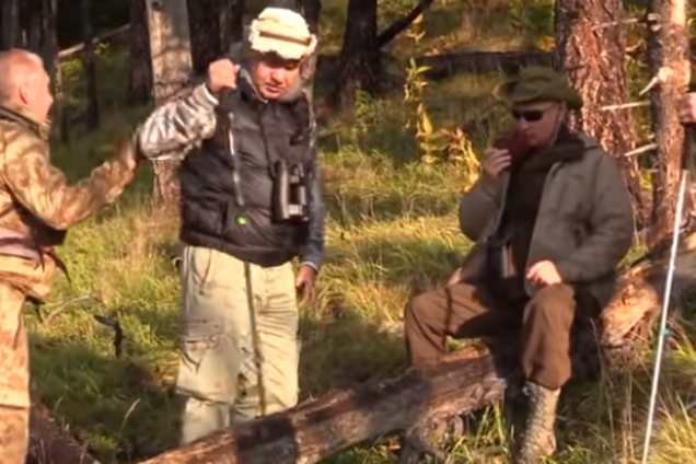 Нюхал грибы и ел с земли: появилось видео с отпускником-Путиным