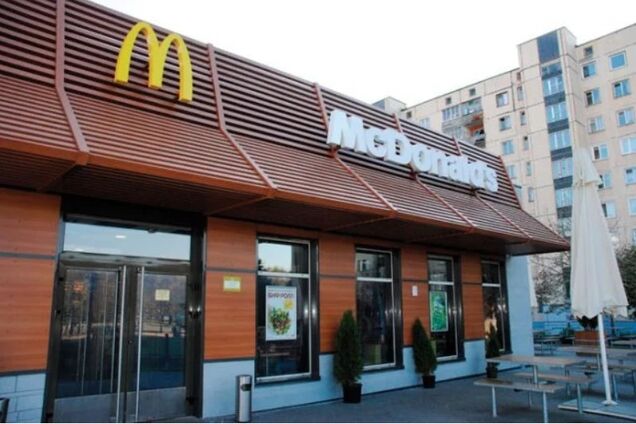 В Одесі дівчина зчинила стрілянину біля McDonald's