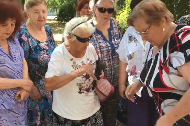 'Будемо бомбити': бабусі Путіна збентежили айфонною 'війною' проти США