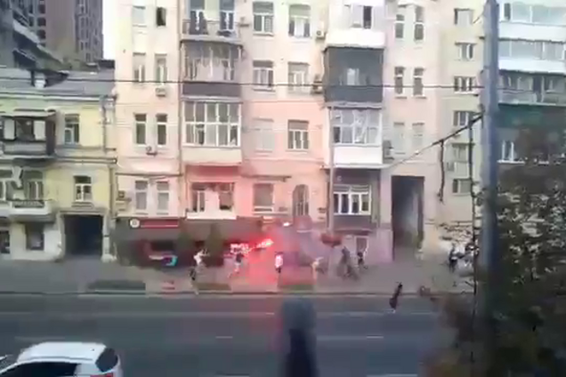 Футбольні фанати влаштували 'війну' в Києві, перед матчем Ліги чемпіонів - відеофакт