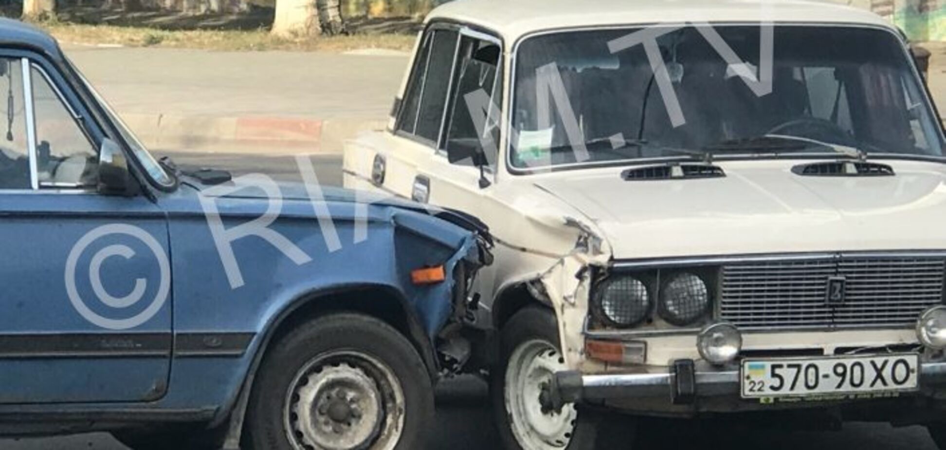 В Запорожской области два 'жигуля' не поделили дорогу