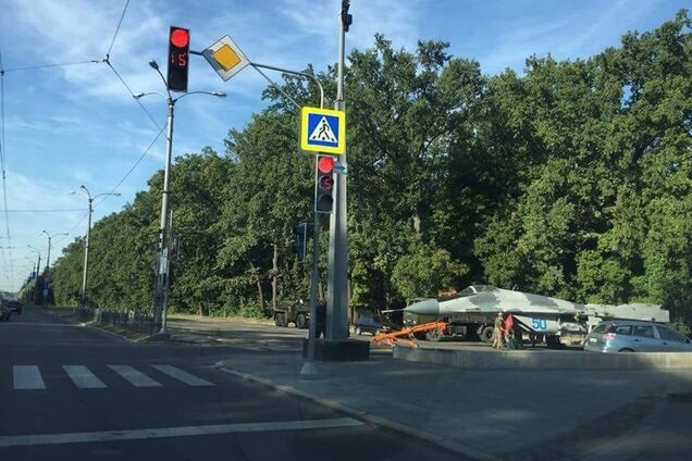 На вулиці в Харкові помітили український винищувач: фотофакт