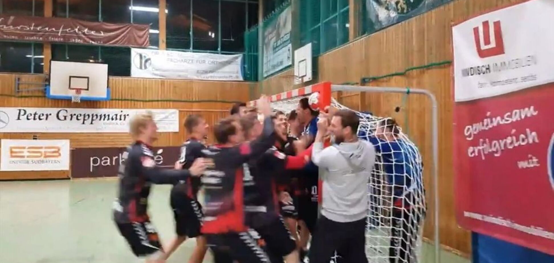 Прилипнув: гандболісту вдався найбільш незвичайний удар десятиліття - опубліковано відео