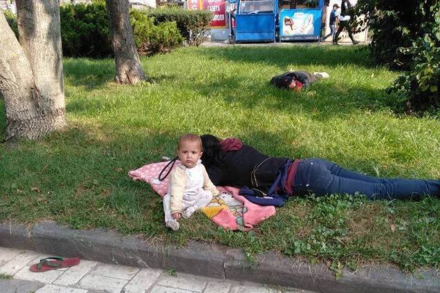 Батьки спали на газоні: в Тернополі скандал через однорічну дитину