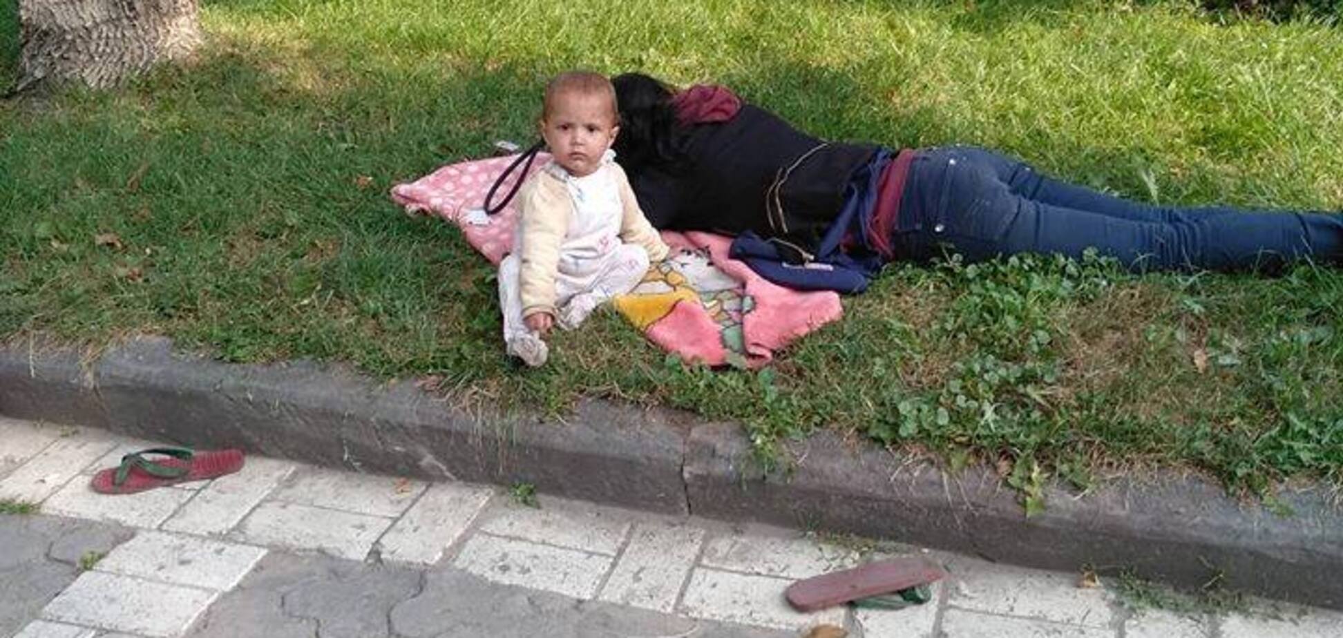 Батьки спали на газоні: в Тернополі скандал через однорічну дитину