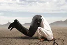 мужчина с головой в песке