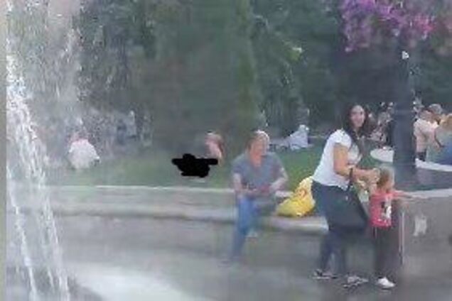 'Не добежала до туалета': в центре Киева засняли девушку без трусов