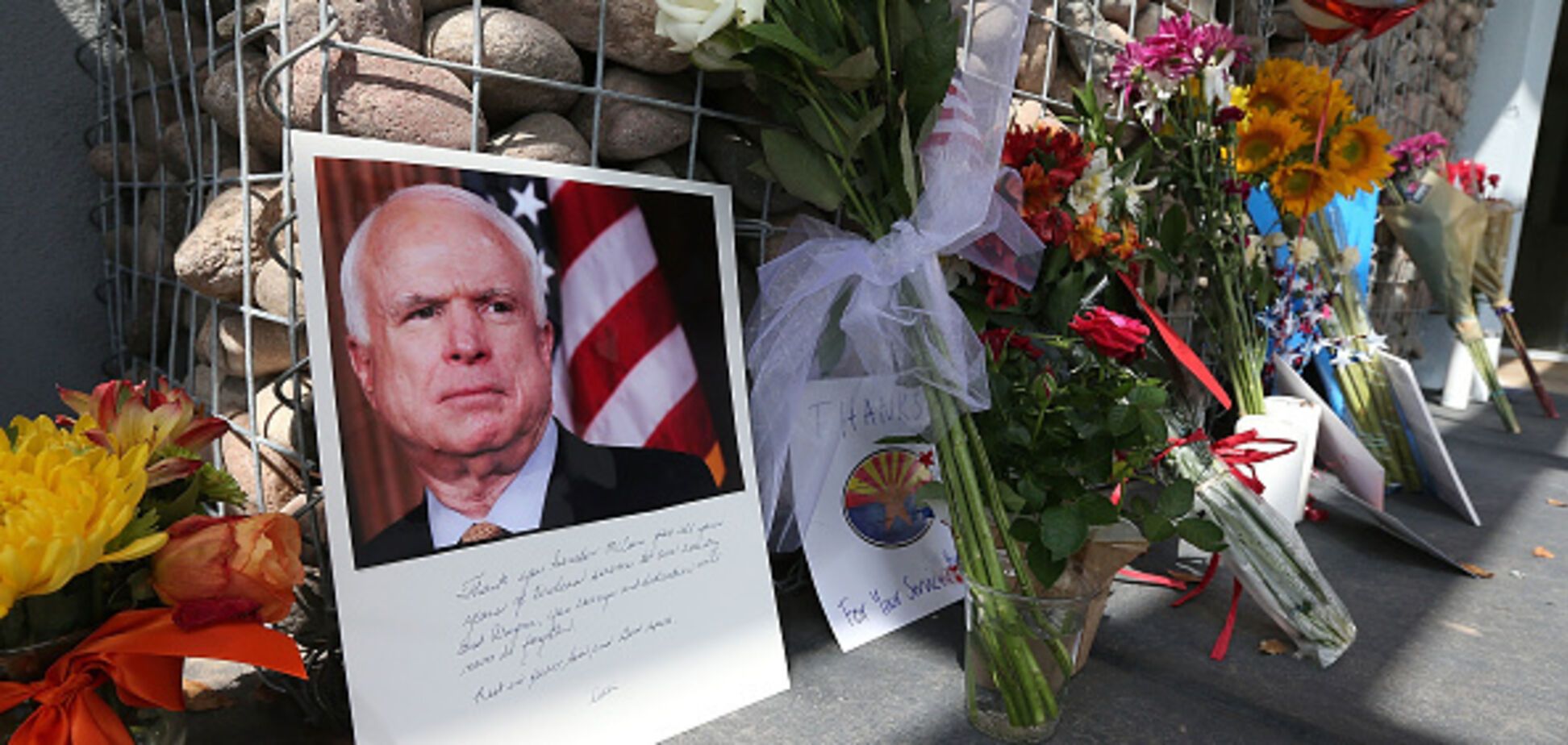 Померлий від раку Маккейн заповів важливу місію ворогові Путіна