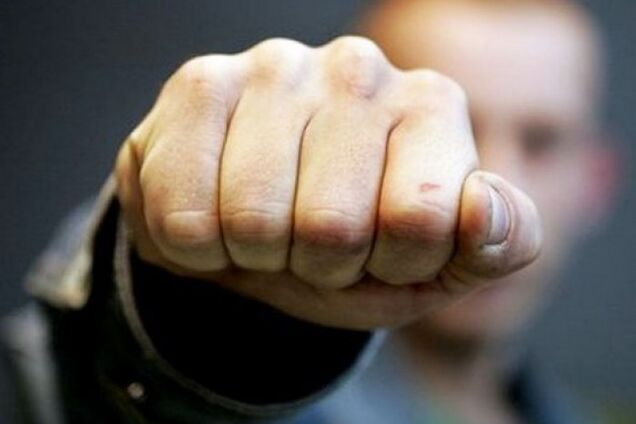 Відправив у нокаут: у центрі Києва водії влаштували жорстоку бійку