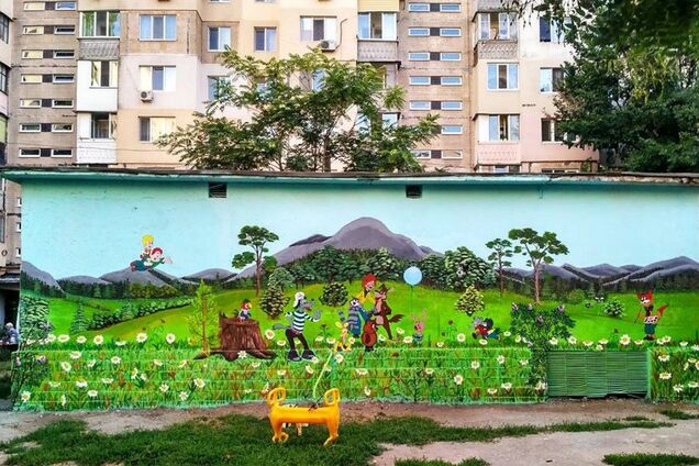 'Красота и позитив': в Одессе художник необычно украсил двор многоэтажки