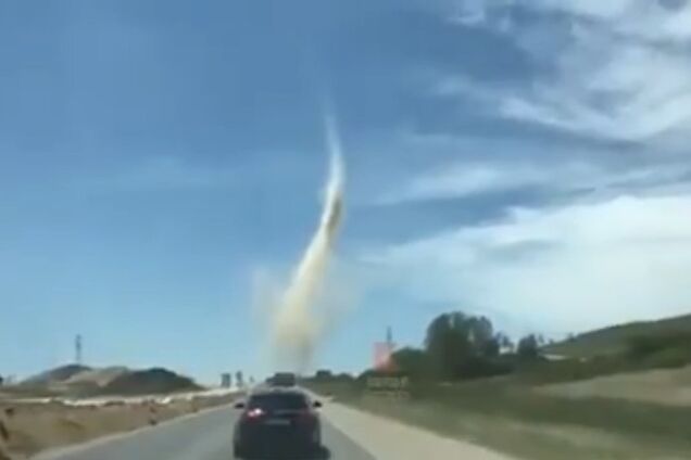 Возле Крымского моста пронесся смерч: видео явления