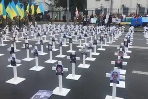 "Путин, за Иловайск ответишь!" Под посольством РФ в Киеве обустроили кладбище