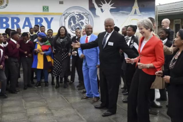 'Жираф і хиткий холодильник': танцюючу Терезу Мей порівняли з роботом