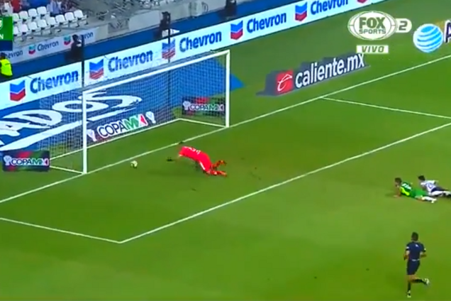 Мексиканские футболисты превратили гол в 'Шоу Бенни Хилла'