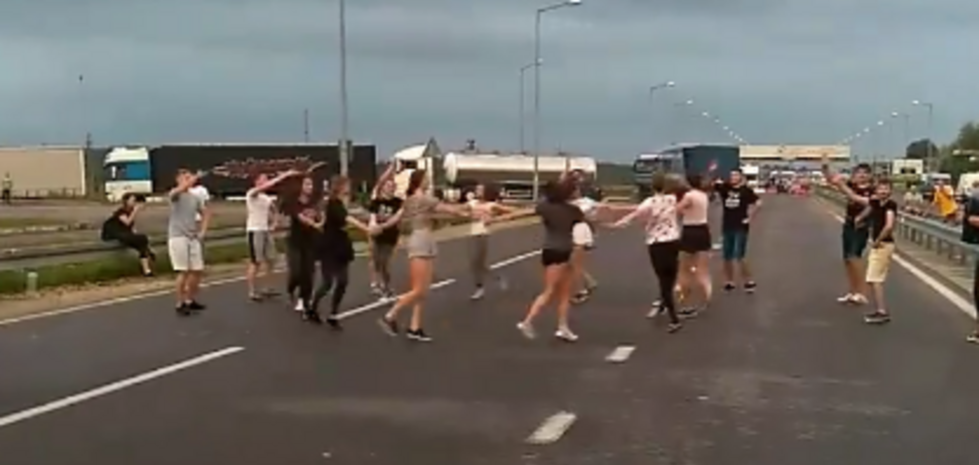 Українські туристи влаштували танці на кордоні з Польщею і прославилися: відео