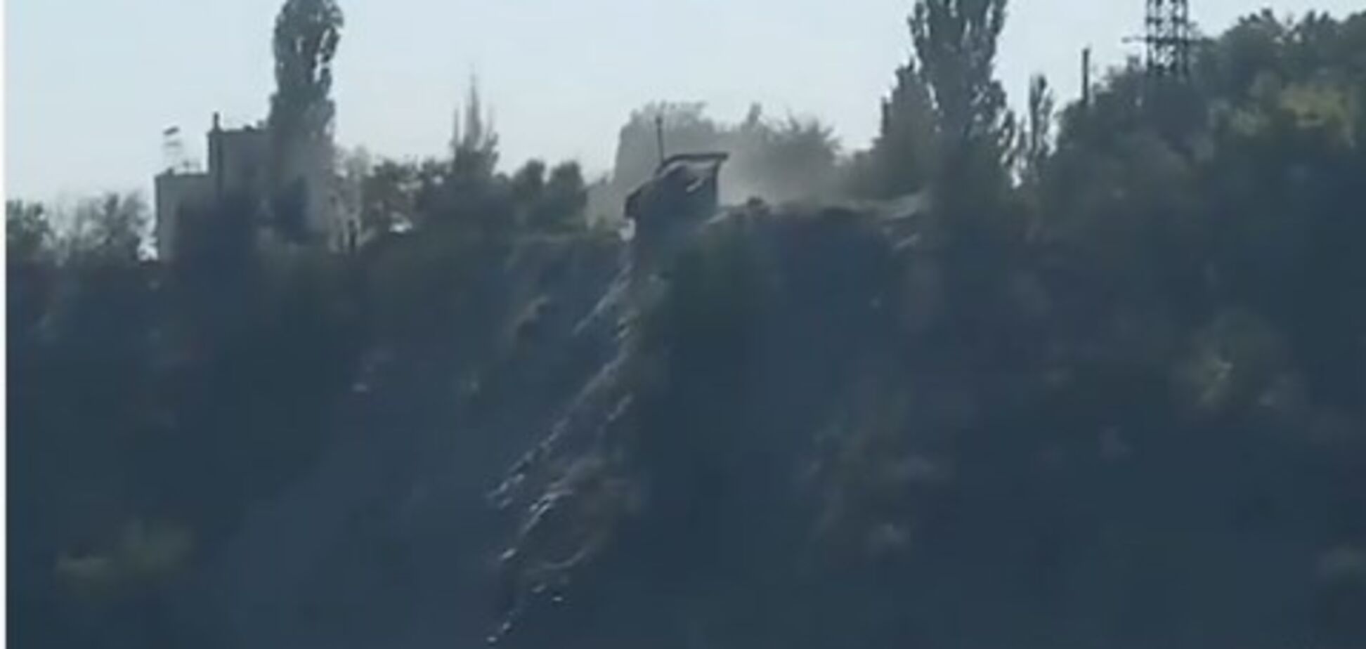 В Запорожье в популярный водоем выбросили тонны неизвестной субстанции: видео