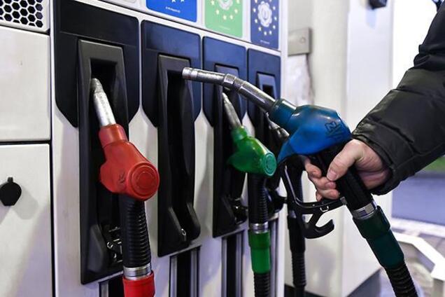 Ціна підскочила за добу: на українських АЗС різко подорожчав бензин