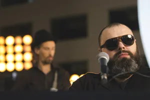 Відомий продюсер з РФ підкорив мережу, заспівавши пісню жіночим голосом