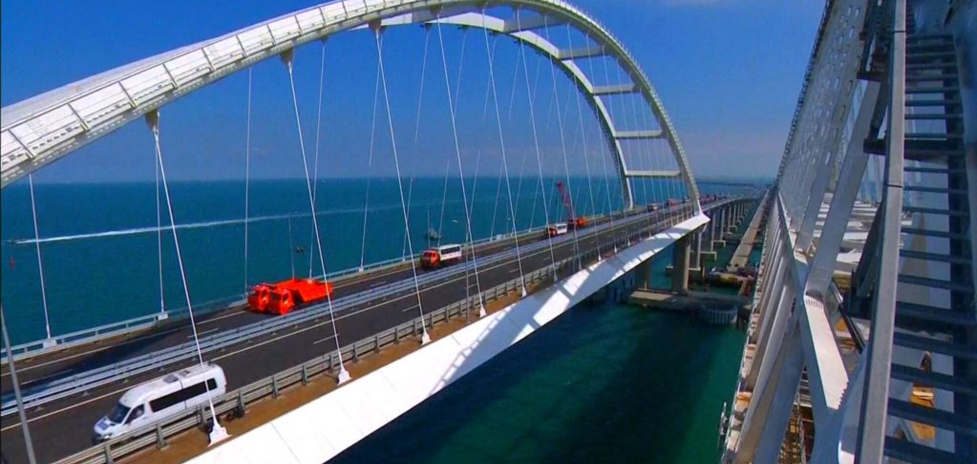 'Мульйон авто': в мережі показали нові фото порожнього Кримського мосту