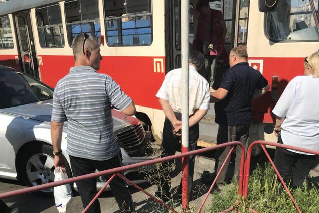'Выскочили пулей!' В Киеве элитное авто влетело в трамвай с пассажирами. Эксклюзивные фото