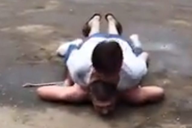 'Вона його зжере' У Росії жінка затримала і принизила злодія