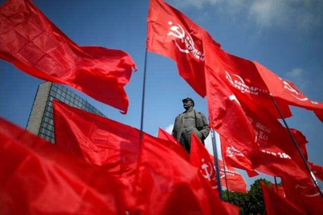 'Запрещенная' КПУ официально действует в Украине: названа причина