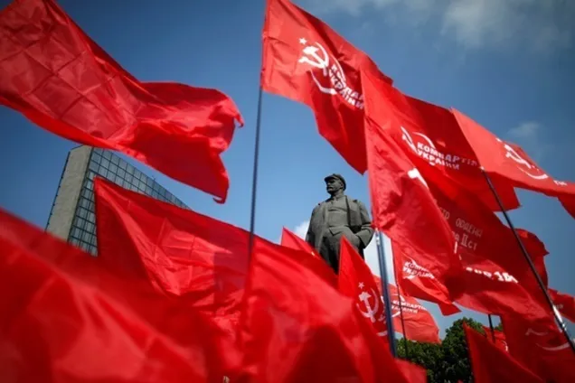 "Запрещенная" КПУ официально действует в Украине: названа причина