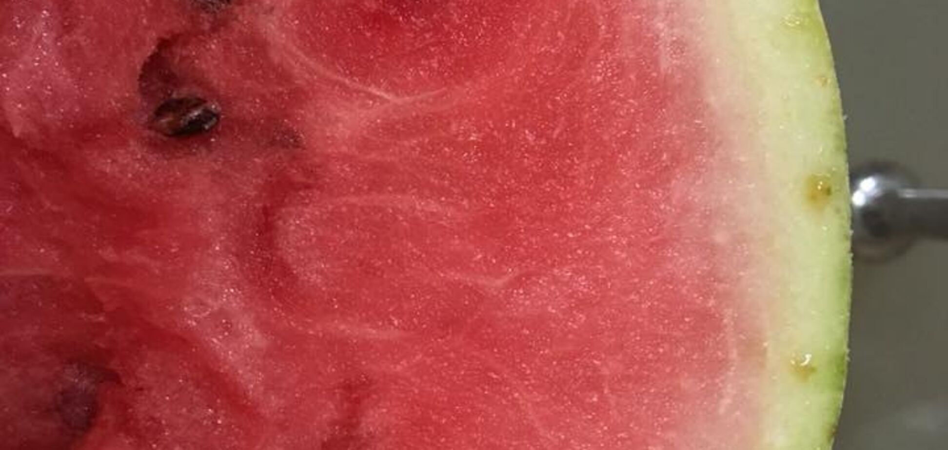 'Коричневі липкі виділення': у Києві показали небезпечні кавуни