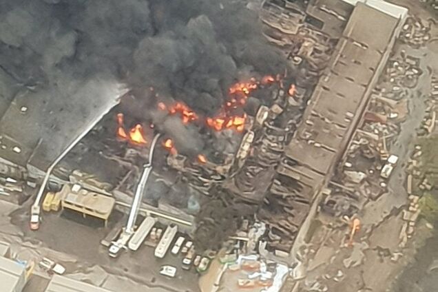 В Мельбурне вспыхнул химзавод, слышны взрывы: фото и видео токсичного пожара