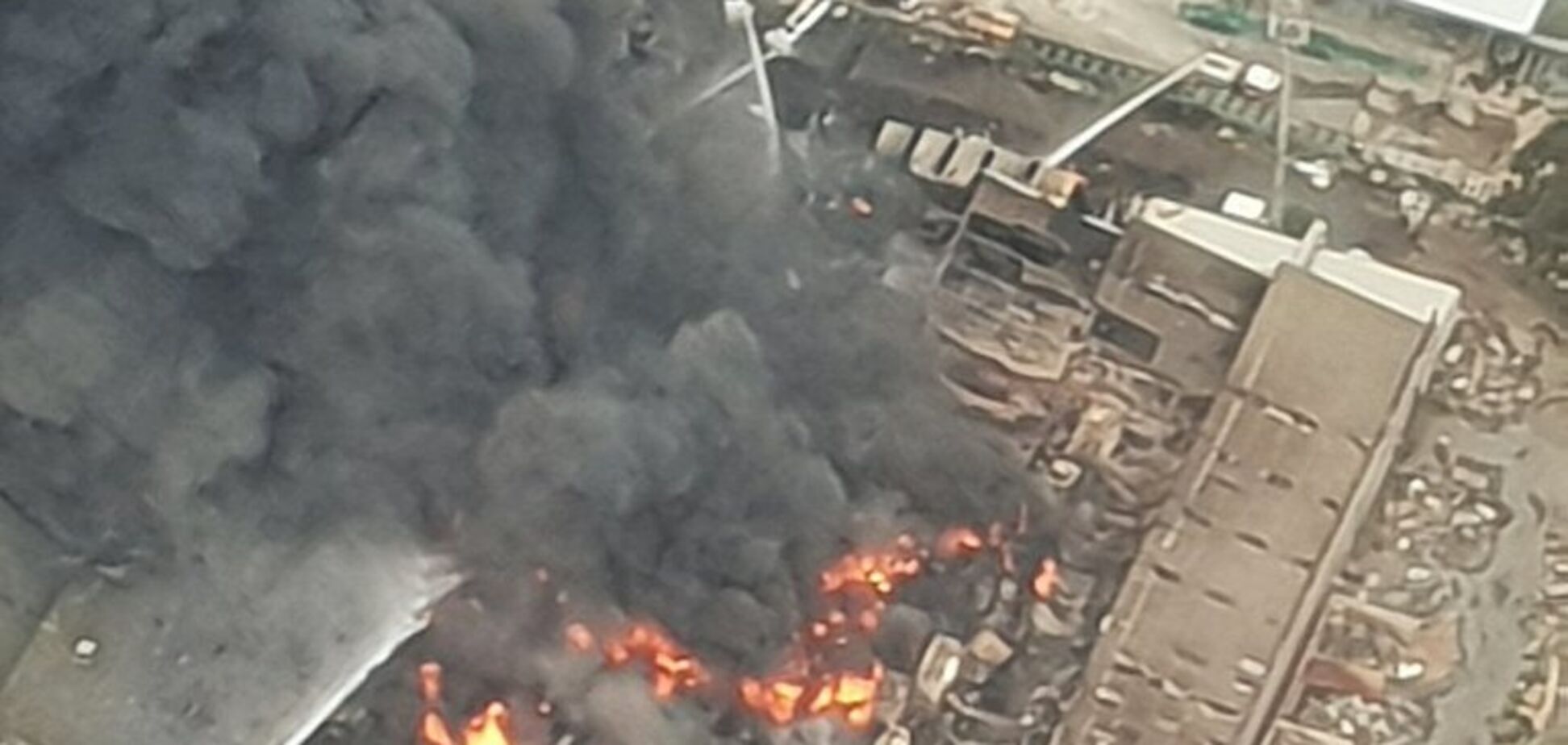 У Мельбурні спалахнув хімзавод, чути вибухи: фото і відео токсичної пожежі