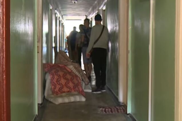 Тараканы и разбитые окна: СМИ показали жуть в общежитии известного в Украине вуза