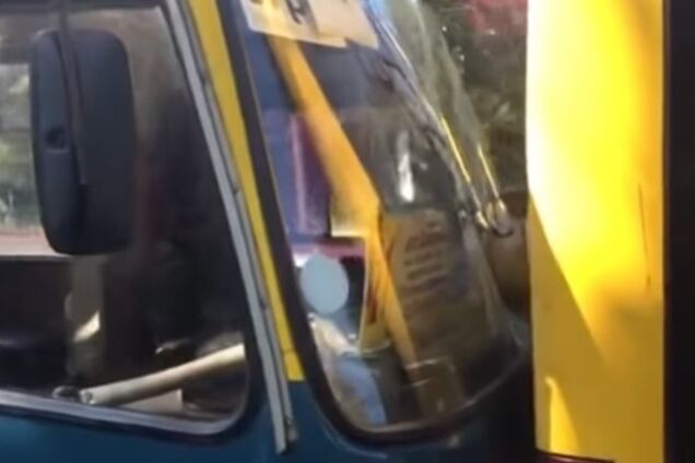 В Киеве маршрутка влетела в троллейбус: есть пострадавшие 