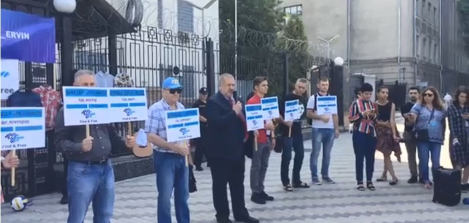 Под посольством России в Киеве устроили 'сюрприз' Путину: все подробности, фото и видео