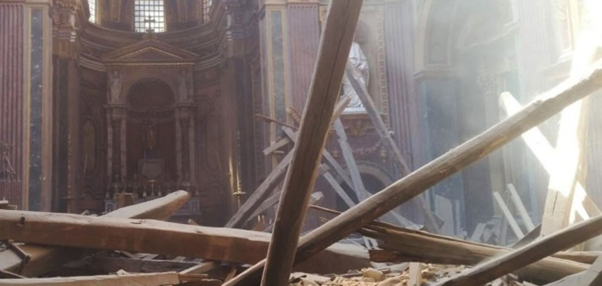 В центре Рима обвалилась крыша исторического здания: фото с места событий