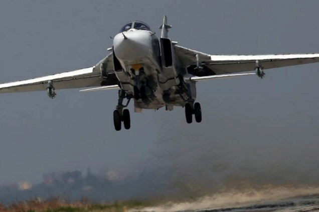 'Втратив управління?' У Криму бомбардувальник РФ влаштував небезпечний маневр над головами людей