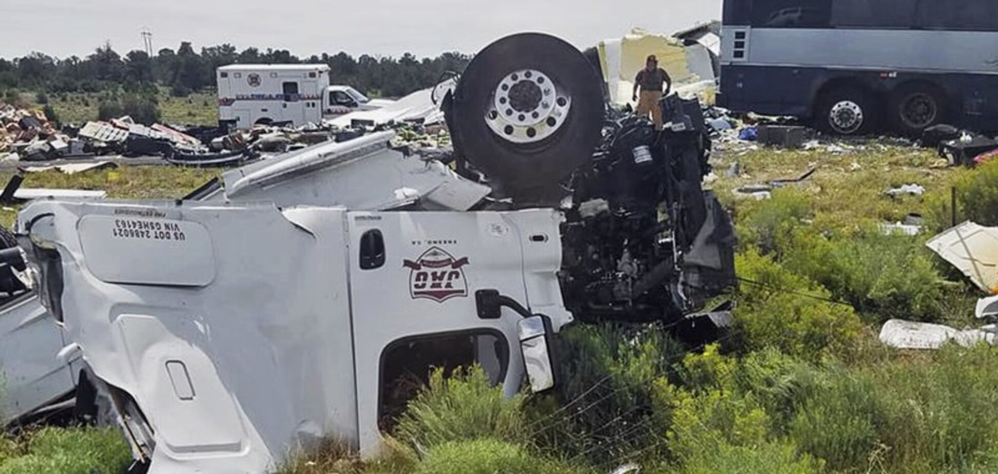 У США автобус лоб у лоб зіткнувся з вантажівкою: загинули 7 осіб