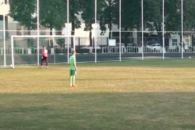 Російський футболіст забив найганебніший автогол в історії: відео моменту