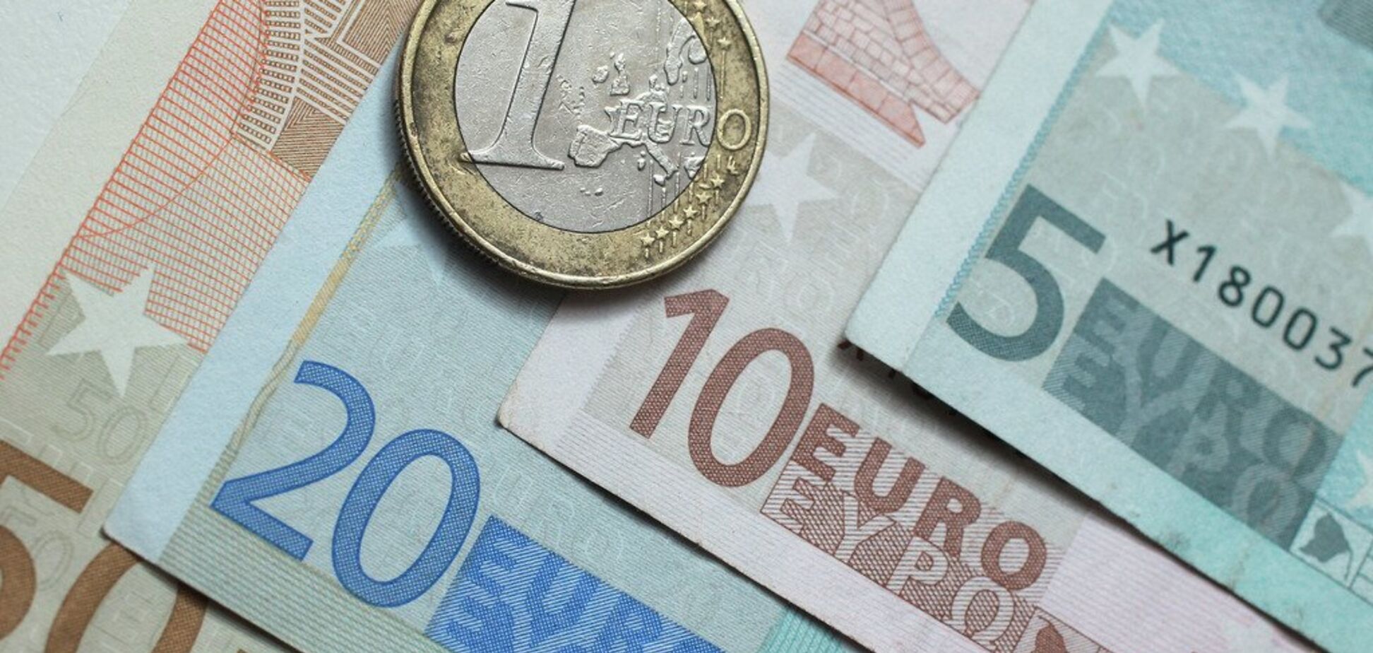 В Украине евро преодолел новую психологическую отметку