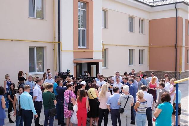 Ляшко в Мариуполе вручил ключи от квартир 20 семьям переселенцев