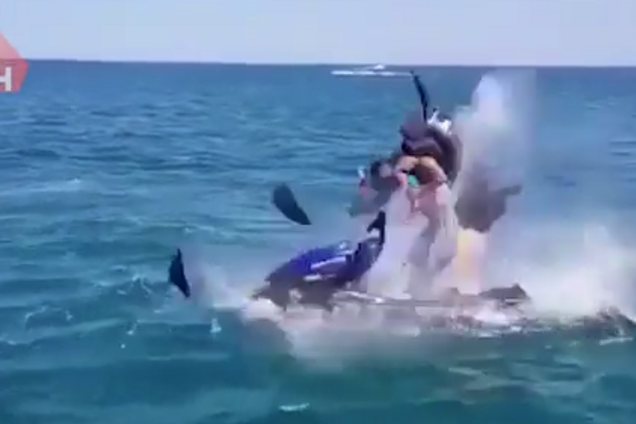 В Черном море гидроцикл с ребенком взлетел на воздух: взрыв попал на видео