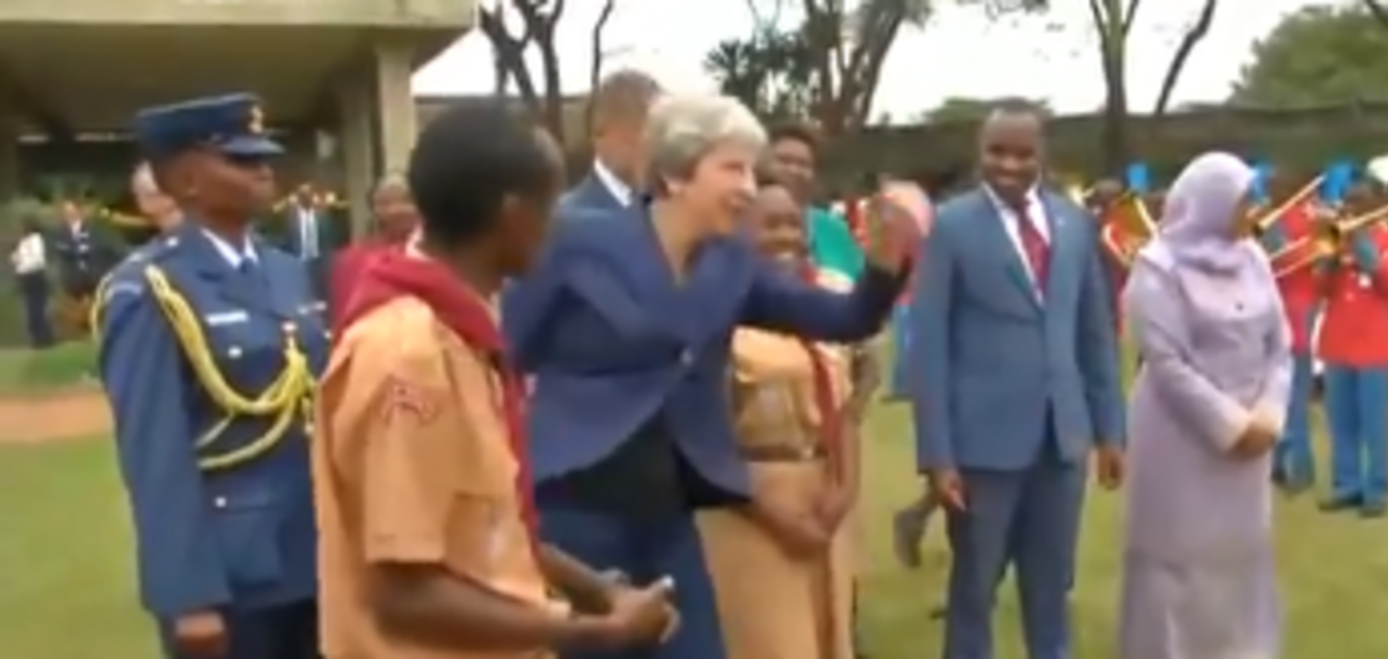 'Манит и манит, чертовка!' Мэй развеселила сеть новым танцем