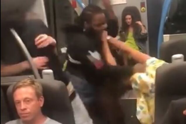 В британском поезде произошла массовая драка: причина удивила сеть