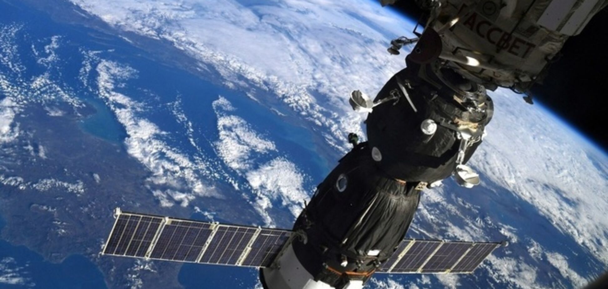 Дірку заткнули пальцем: російський 'Союз' тріснув у відкритому космосі