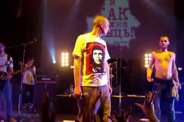 Лидер популярной рок-группы скончался в день концерта: подробности